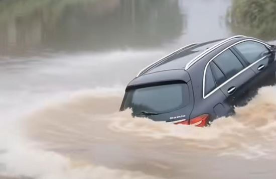 Reshjet e shiut në vend  Bllokohen rrugët në disa zona  dhjetëra banesa  pushtohen  nga uji