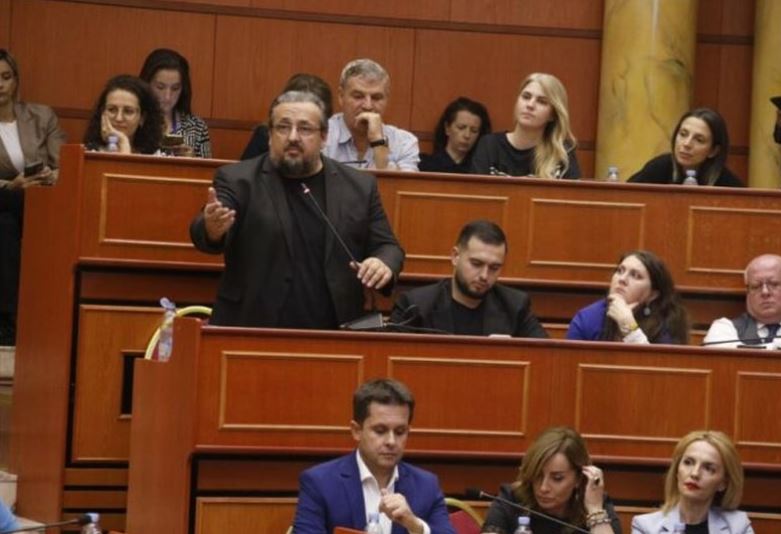 Eshaklarni yalagan ayollar pornosi