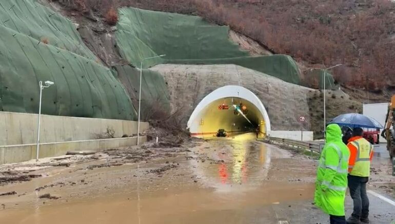  Rruga e turpit   Rrëshqitja në hyrje të tunelit  Kaso  Autoritetet duhet të marrin masa të menjëhershme