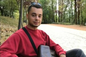 Ky është 31 vjeçari që i dha fund jetës duke u vetëvarur në shkallët e banesës  Emri Foto 