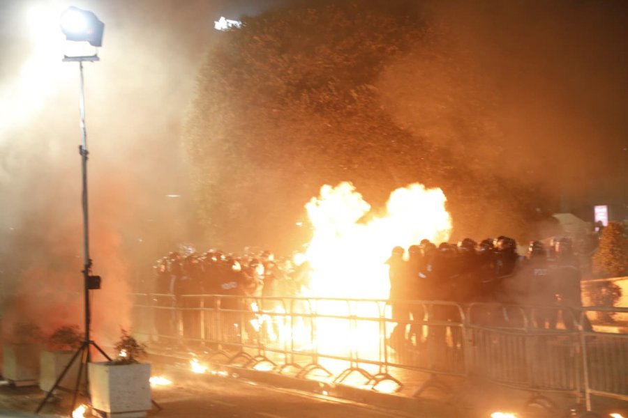 Kërkohet dorëheqja e Ramës  Mediat e huaja jehonë tubimit  Balluku e dyshuar për korrupsion 