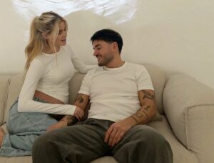 Këngëtari Ardian Bujupi dhe Fjolla Fetinci ndajnë lajmin e ëmbël  çifti do të bëhen prindër për herë të parë