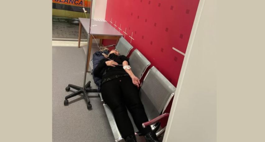 SKANDAL  Pacientja me serum në dorë e shtrirë në karriget e korridorit  Vokshi denoncon situatën  FOTO 