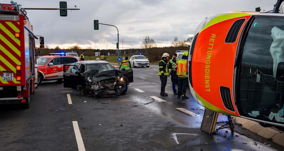 Aksident i rëndë  Ambulanca përplaset me  Mini Cooper  in që drejtohej nga një e re  raportohen 5 të plagosur