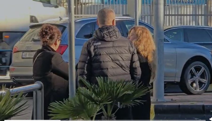 FOTO LAJM  Humbën jetën nga monoksidi i karbonit në Itali  mbërrijnë në Durrës trupat e pajetë të familjes shqiptare