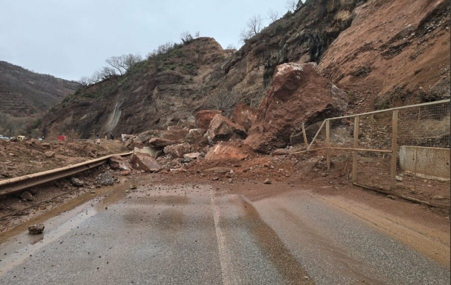 „Diebe, Betrüger“ / Bürger massakrieren Taulant Balla, nachdem er ein Video der Straßenblockade in Dragostunja veröffentlicht hatte